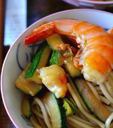 Noodles con gamberi e verdure