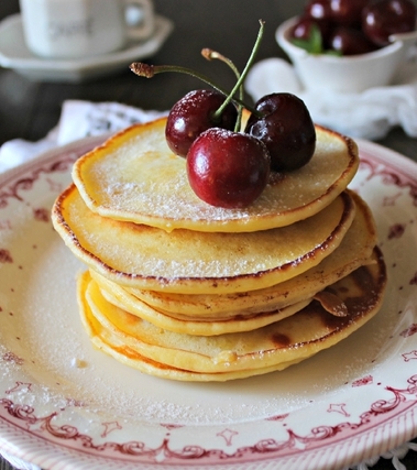 Pancake di ricotta con sciroppo d'acero e ciliegie