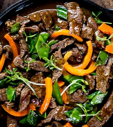 Straccetti di manzo con peperoni e taccole