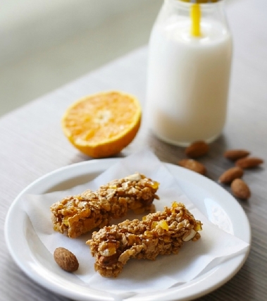 Barrette ai cereali, mandorle e arancia