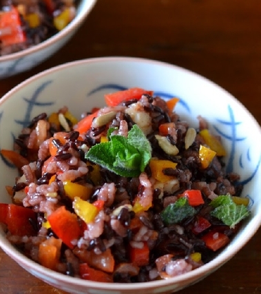 Insalata di riso venere, gamberi, peperoni e menta