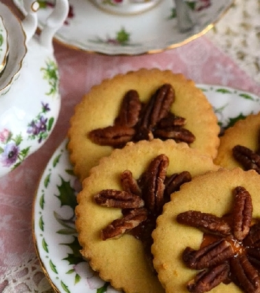 Biscotti con confettura di arance e noci