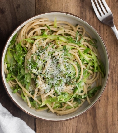 Spaghettoni con asparagi e basilico