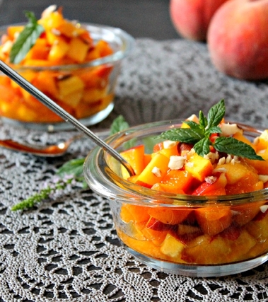 Insalata di frutta con nocciole e di saronno