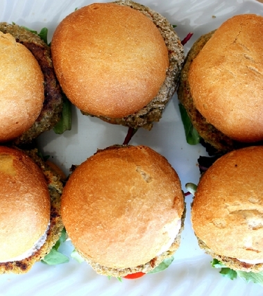 Veggie burger con riso integrale, avena e noci