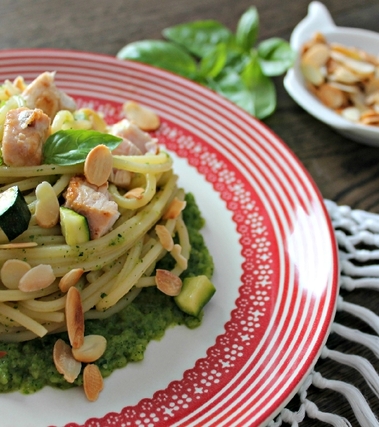 Spaghetti con pesce spada, mandorle e pesto