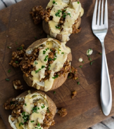 Patate ripiene di formaggio, ceci e riso integrale