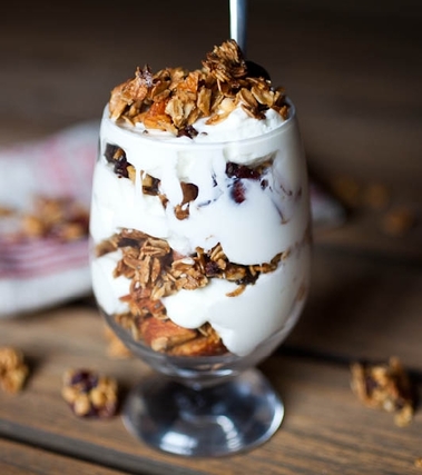 Yogurt con granola al miele