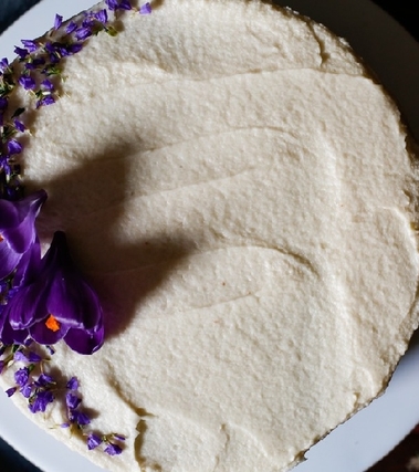 Torta alla panna acida con note di mandorle