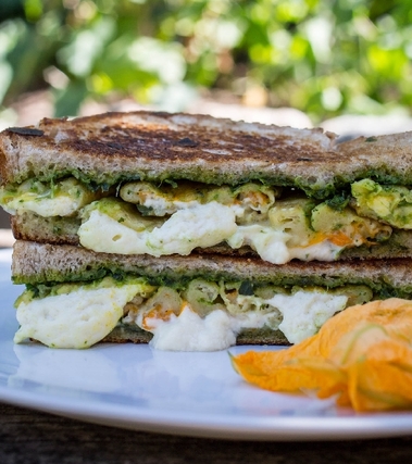 Sandwich con pesto, mozzarella e fiori di zucca