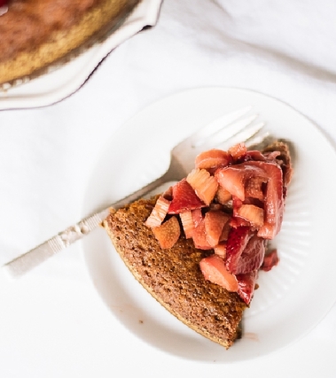 Torta di mandorle ricoperta di fragole e rabarbaro