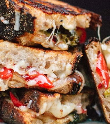 Panino con broccoli, formaggio e peperoni