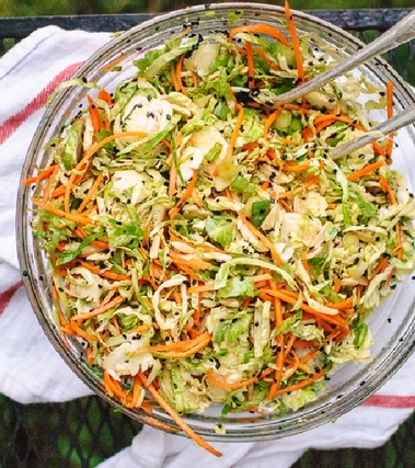 Insalata con cavoletti di bruxelles e mandorle