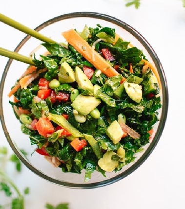 Insalata di cavoli tritati con carote e avocado