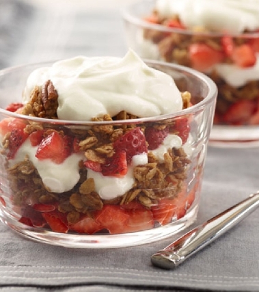 Yogurt con granola e fragole