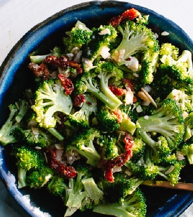 Insalata greca con broccoli