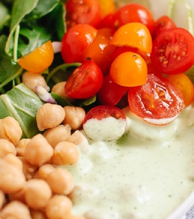 Insalata di farro e ceci con yogurt alle erbe