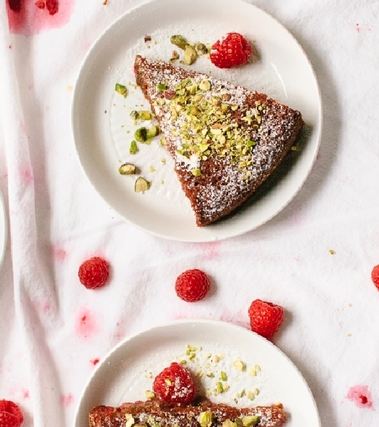 Torta di mandorle e miele con i lamponi