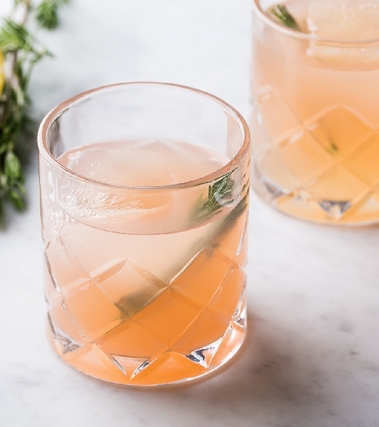 Cocktail al pompelmo rosso e rosmarino