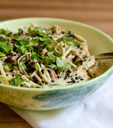 Soba con cetrioli e salsa di sesamo allo zenzero