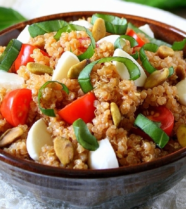 Insalata di quinoa con mozzarella e pomodorini