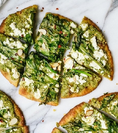 Focaccia con pesto e broccoli