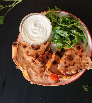 Quesadilla con pomodoro, olive e ceci