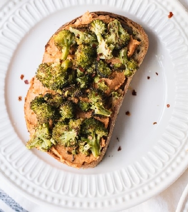 Bruschette con hummus e broccoli arrostiti