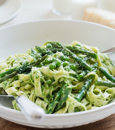 Fettuccine con asparagi e piselli
