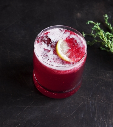 Cocktail di whisky al succo di barbabietola