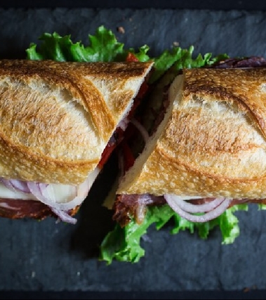 Panino con mozzarella, coppa e pomodori secchi