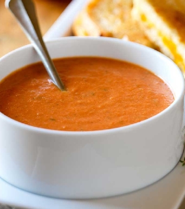 Zuppa di pomodoro con cavolo