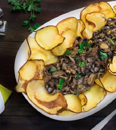 Funghi trifolati con patatine fatte in casa