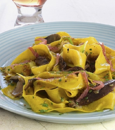 Pappardelle con funghi porcini, porri e speck