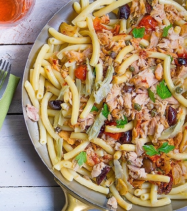 Spaccatelle con tonno, carciofi, olive e capperi