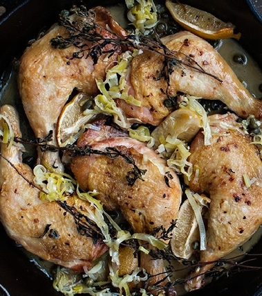 Pollo al limone con vino ed erbe aromatiche