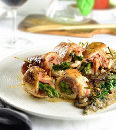 Involtini di pollo farciti con salsa di funghi