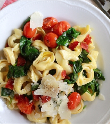 Tortellini con spinaci e pomodorini