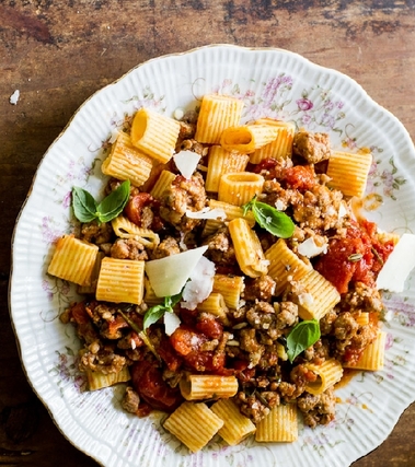 Mezzi rigatoni con sugo di salsiccia