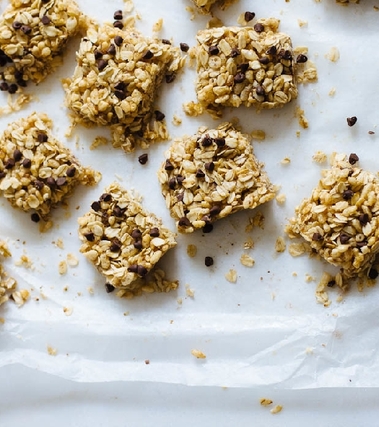 Dolcetti di granola con gocce di cioccolato