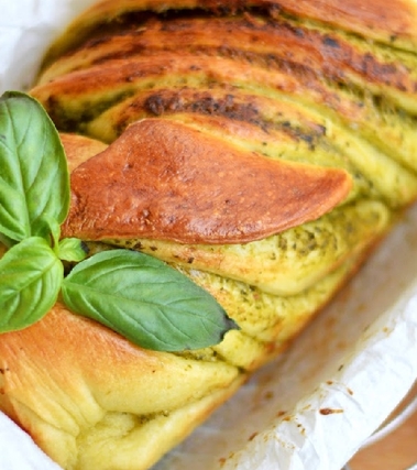 Treccia di pan brioche al pesto e parmigiano
