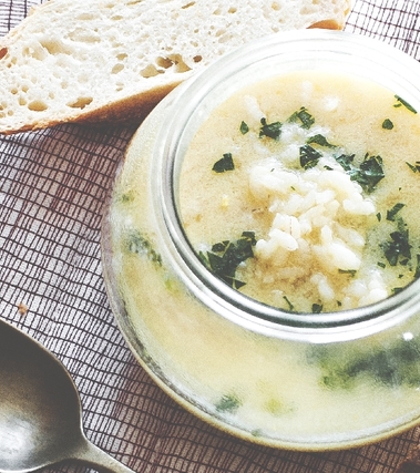Zuppa greca di riso, uova e limone