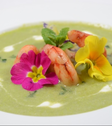 Vellutata di asparagi con code di gamberi