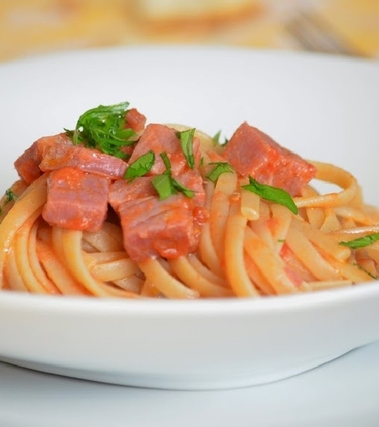 Linguine con tonno affumicato e pomodoro fresco