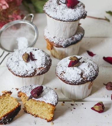 Muffin di polenta alle rose e cardamomo
