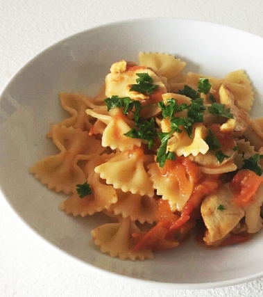 Farfalle, funghi e pomodori costoluti