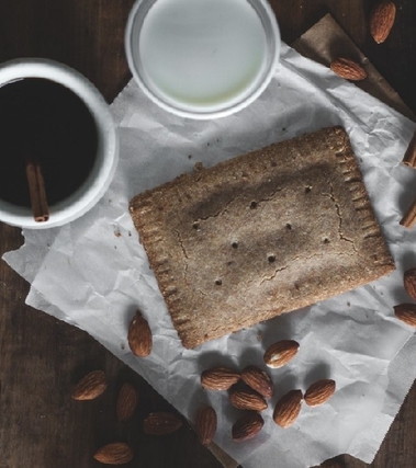 Crostatine di mele con mandorle e cannella