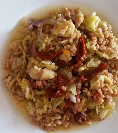 Farro risottato con verdure e pomodori secchi