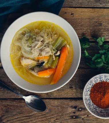 Zuppa di noodles al pollo