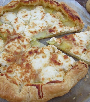 Pasta sfoglia con patate e stracchino